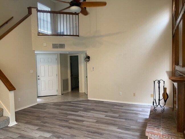 Building Photo - 300 Taos Trl