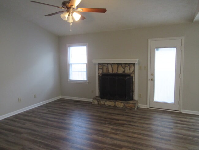 Foto del edificio - 6816 Torrance Ln