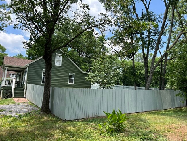 Building Photo - 711 Cherokee Ave
