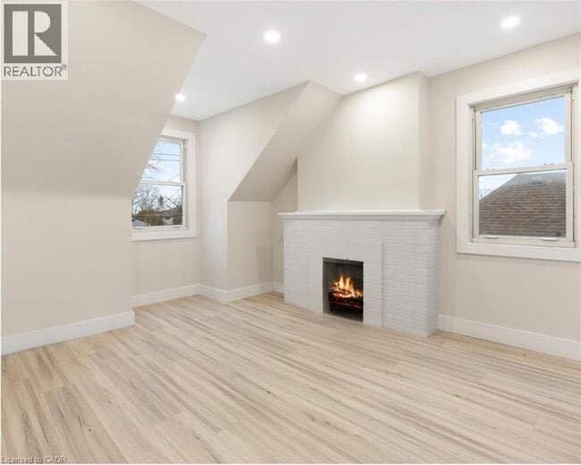 Building Photo - 264 Thayer Ave