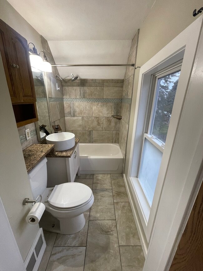 Building Photo - River St