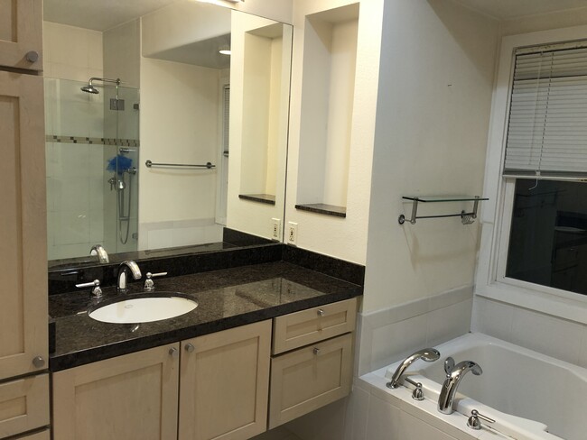 Large bathroom with separated tub and shower - 1007 Evelyn Ave