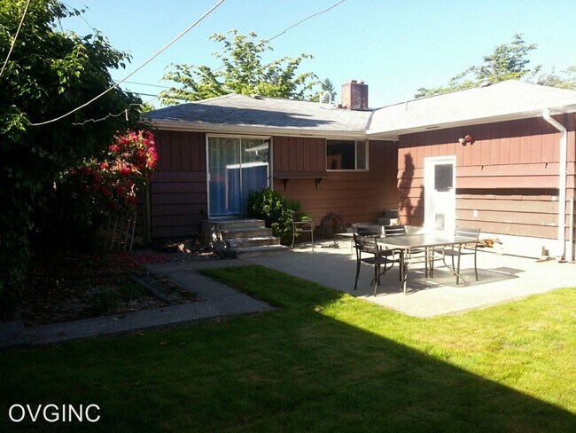 Foto del edificio - 3 br, 1 bath House - 1802 22nd Ave. S.E.
