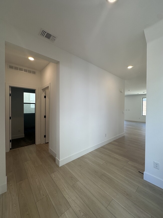 Building Photo - 10273 Digby Fine St