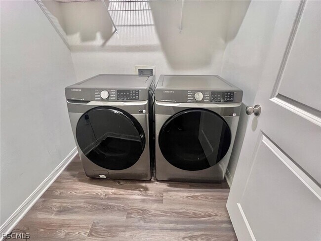 Building Photo - 2425 NE 7th Pl