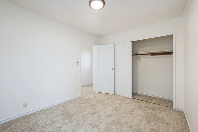 Building Photo - 624 Valle Vista Ave