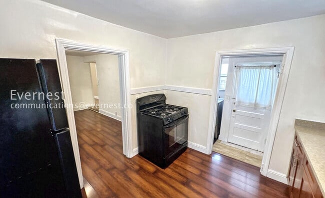 Foto del edificio - 605 E Santa Inez Ave