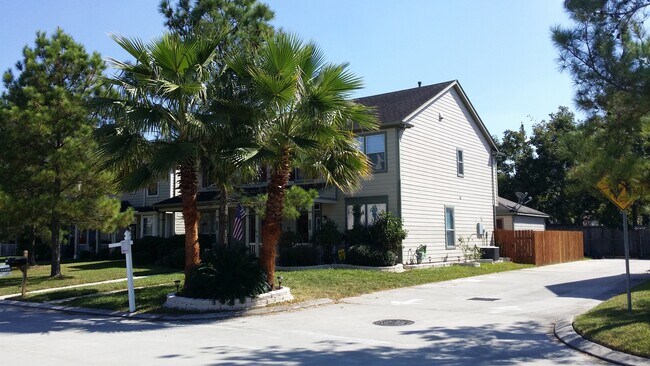 Esta elegante y acogedora casa adosada tiene un terreno de 2883 pies cuadrados. - 2110 village crossing trail