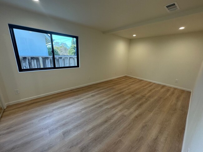 Foto del edificio - Fully remodeled home in mature neighborhood