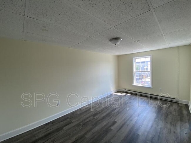 Building Photo - 5 Center Square