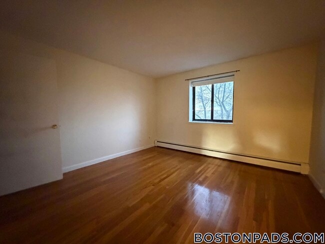 Building Photo - 122 Dustin St