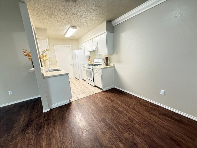 Building Photo - 2024 Redwing Way