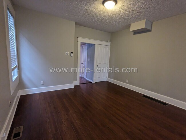 Foto del edificio - 404-406 E. Deshler Ave