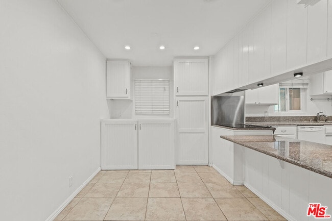 Building Photo - 2354 Fletcher Dr