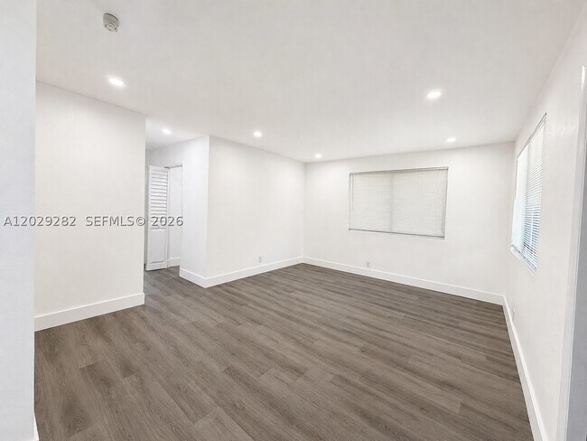 Foto del edificio - 900 NW 8th St