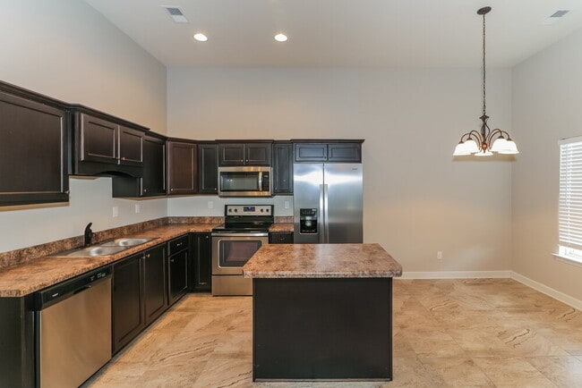 Building Photo - 7911 Hemlock Dr