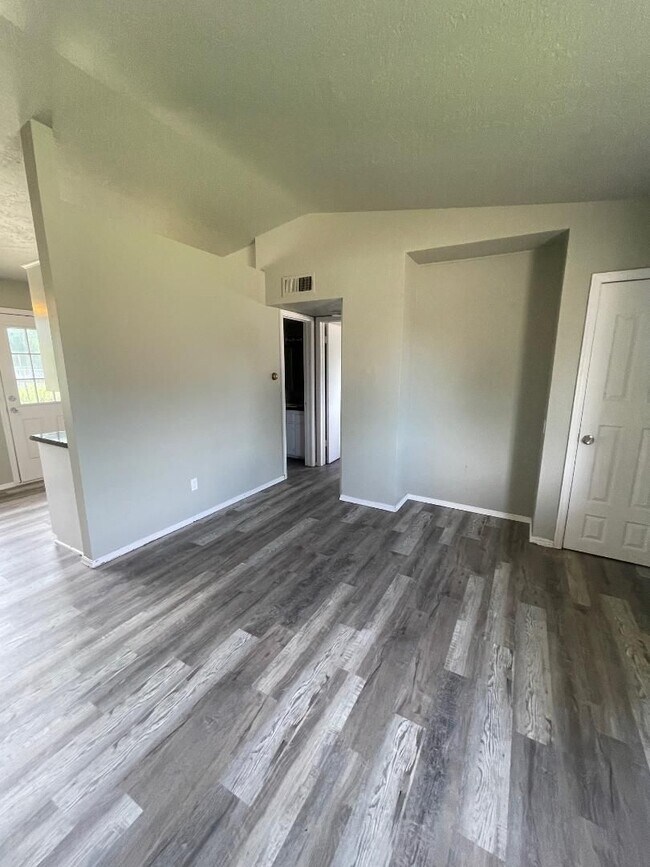 Foto del edificio - Adorable 1 bedroom 1 bathroom Duplex For Rent