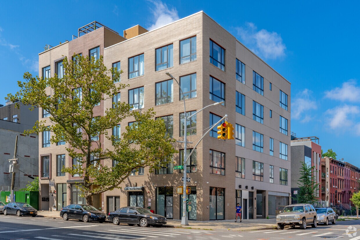 Primary Photo - 186 Putnam Ave