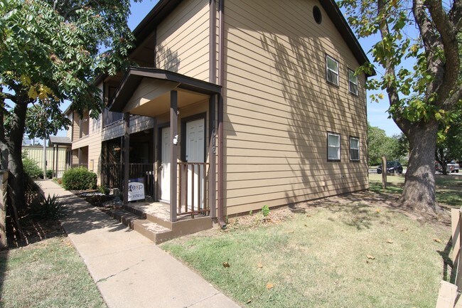 Building Photo - 1016 S Quaker Ave