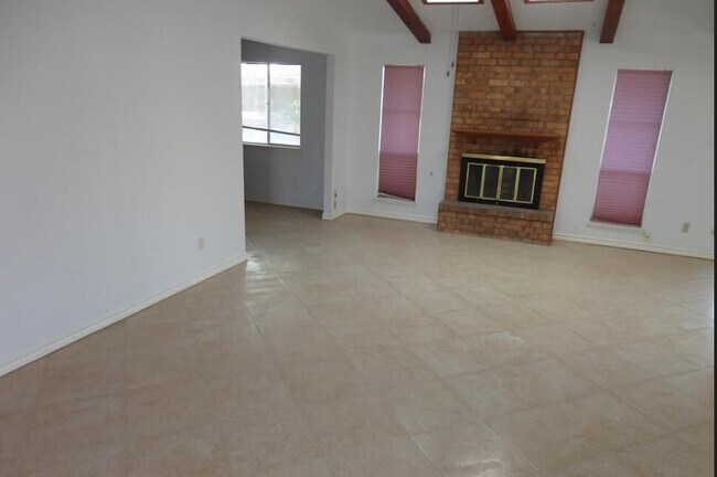 Building Photo - 204 Serrania Dr