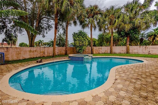 Foto del edificio - 4 br, 2.5 bath House - 13377 NW 7th St