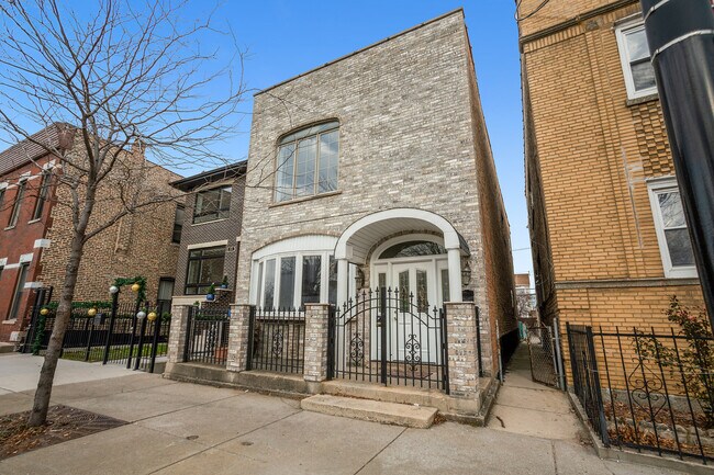 Building Photo - 650 W 35th St