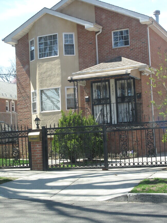 Fachada de la casa. - 2207 Delanoy Ave