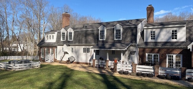 Building Photo - Oversized 4 Bedroom 3.5 Bathroom Home Situ...