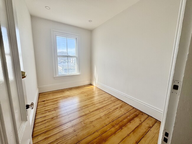 Building Photo - 49 Elm St