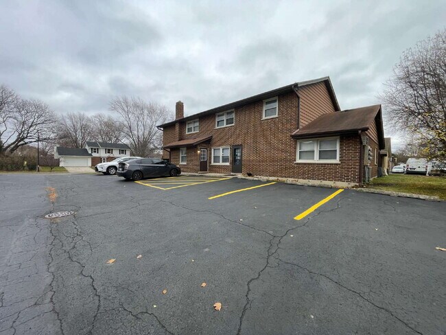 Foto del edificio - FRESHLY PAINTED 2BR, 1BA condo, close to RT59 shopping and restaurants. NAPERVILLE 203 SCHOOLS!