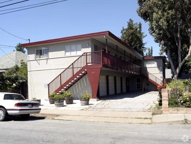 Building Photo - 1027 Clinton St