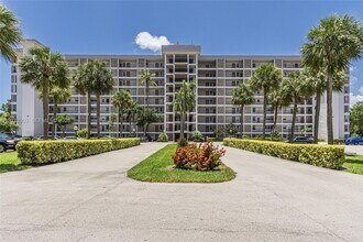 Building Photo - 3150 N Palm Aire Dr