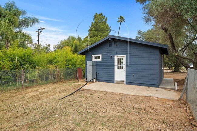 Building Photo - Charming And Peaceful 1 Bed/1 Bath Cottage...