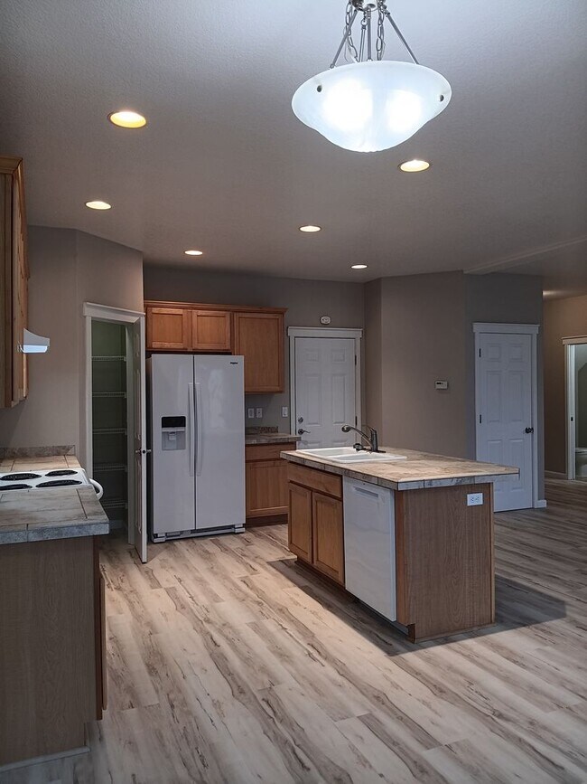 Building Photo - Beautiful Recently Remodeled Propety Ready For You to Enjoy!