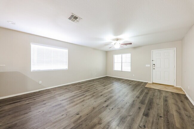 Foto del edificio - 15955 W Winchcomb Dr