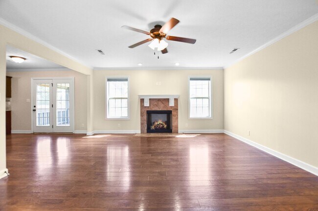 Building Photo - Pet Friendly Three Bedroom!