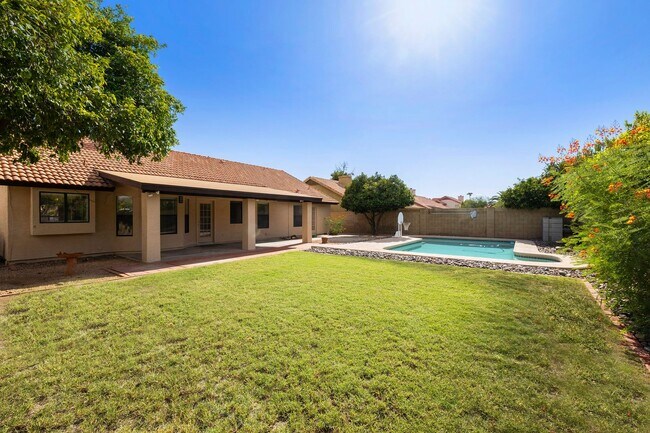 Foto del edificio - $60K in updates, Single level home in 85254!