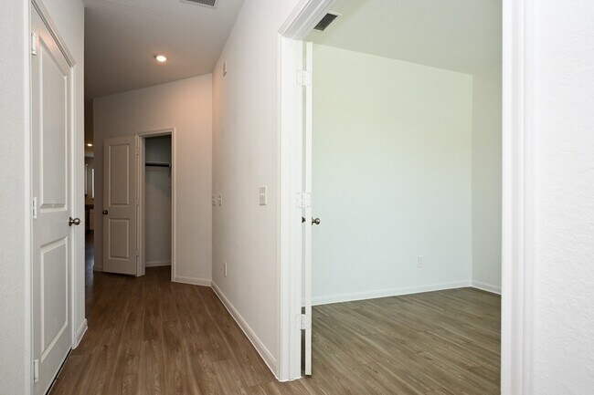 Foto del edificio - 23526 Wrexham St