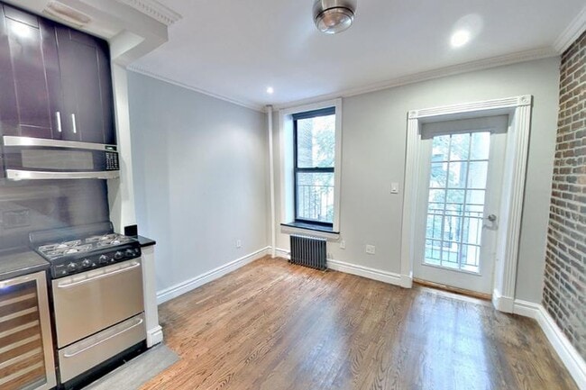 Building Photo - 221 Mott St
