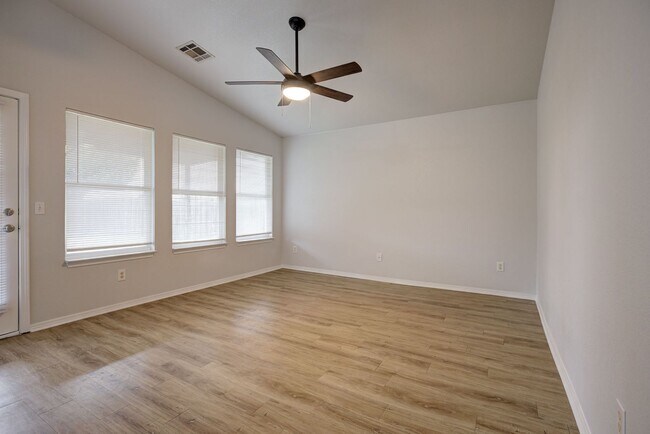 Foto del edificio - Beautiful 3 Bed 2 Bath in SouthWest Moore