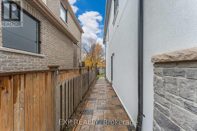 Photo du bâtiment - 330 Maple Ave