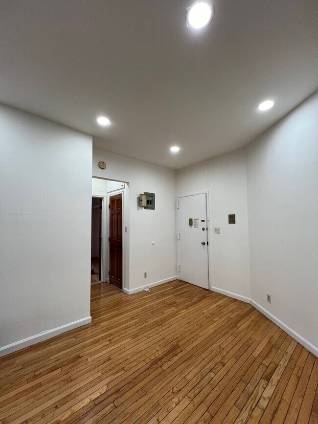 Foto del edificio - 42-16-42165 165th St