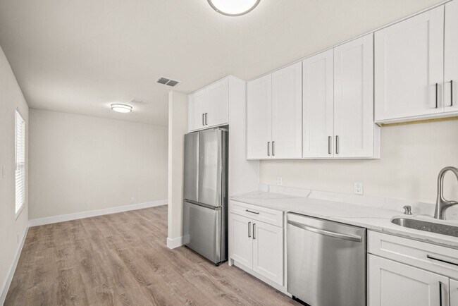 Foto del edificio - BEAUTIFUL 2 BEDROOMS/1 BATHROOM FULLY RENOVATED DUPLEX CLOSE TO MEDICAL CENTER