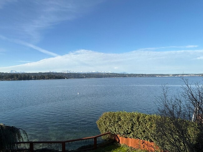 Unit with gorgeous water view in Bremerton. - Unit with gorgeous water view in Bremerton. House