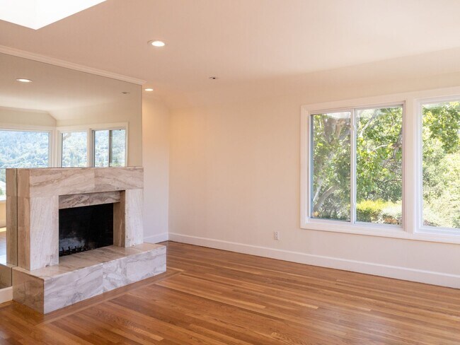 Building Photo - Handsome 4 bed/3 bath, 3-Level Home! PLUS ...
