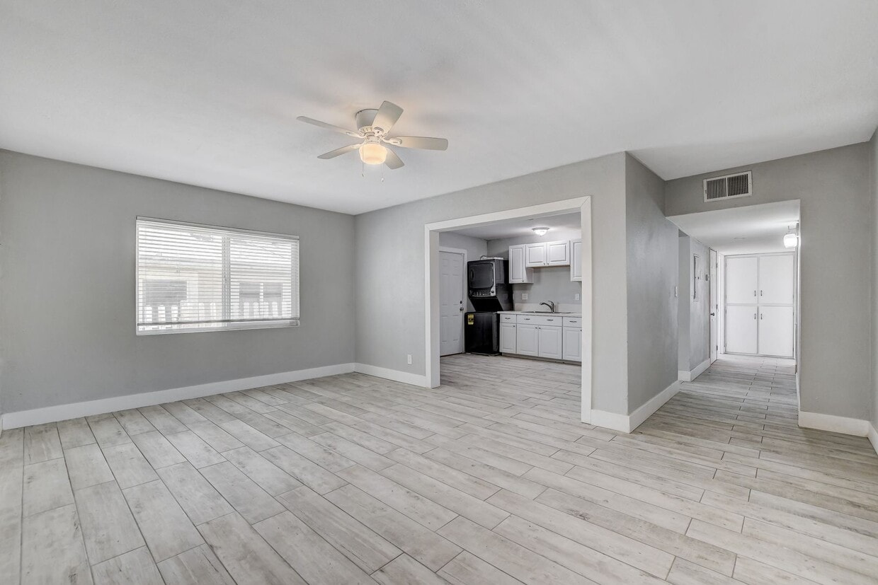 Foto principal - Remodeled 3-Bedroom Front Unit of Duplex – Water Included! * MOVE IN SPECIAL *