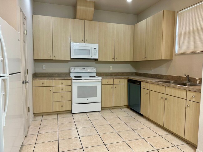 Building Photo - Spacious End-Unit Townhome Under Market Value – Freshly Updated & Prime Plant City Location