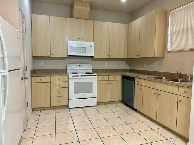 Foto del edificio - Spacious End-Unit Townhome Under Market Value – Freshly Updated & Prime Plant City Location