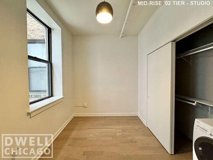 Foto principal - 118 W Chicago Ave