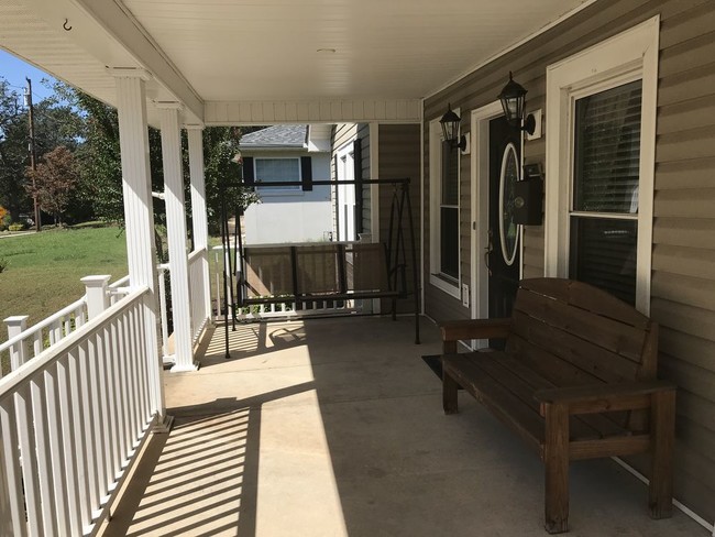 Building Photo - N. Main Area 3BR/2.5BA with a Pool